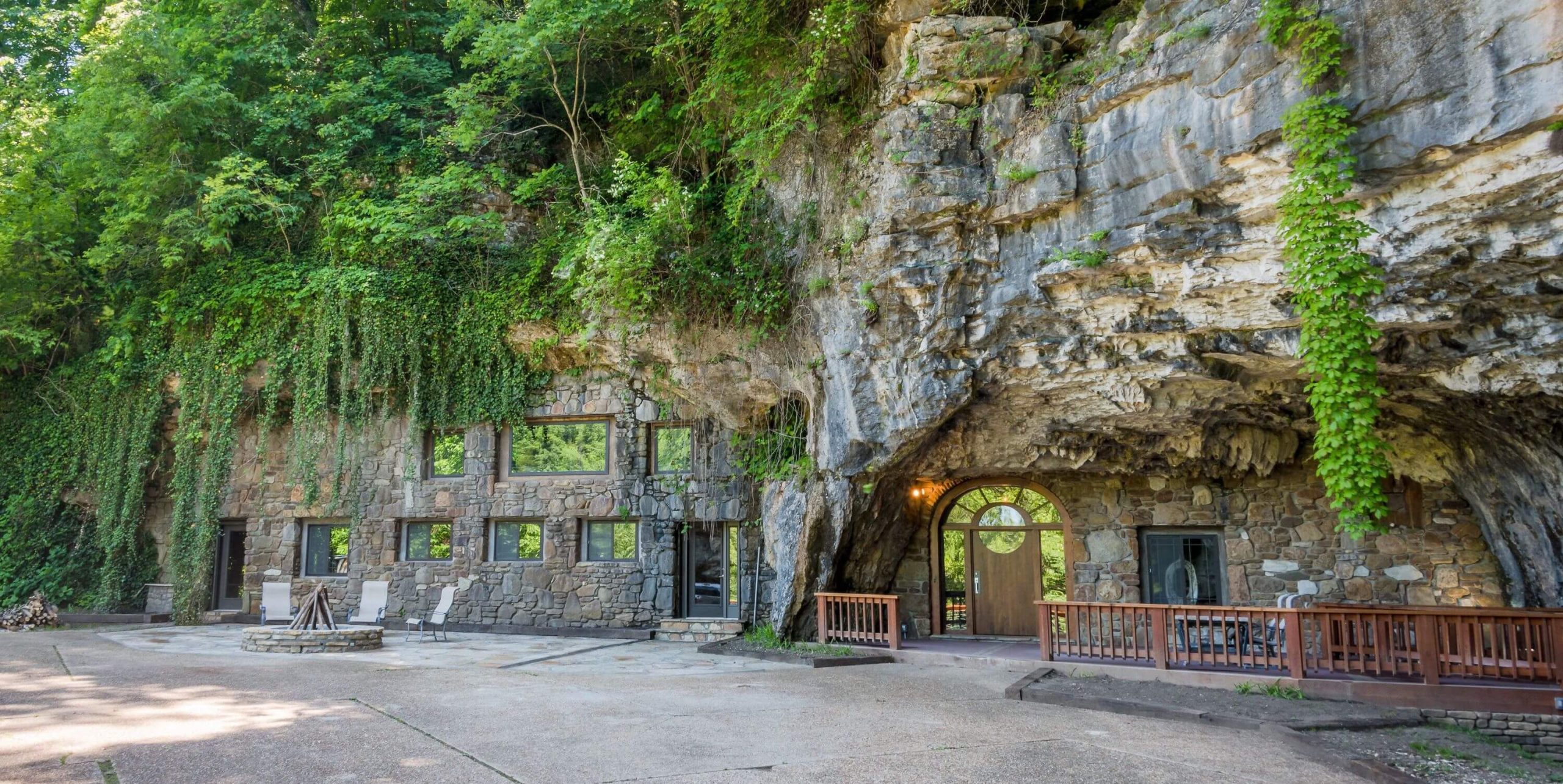 Read more about the article We Dare You To Stay In This Arkansas Cave Lodge